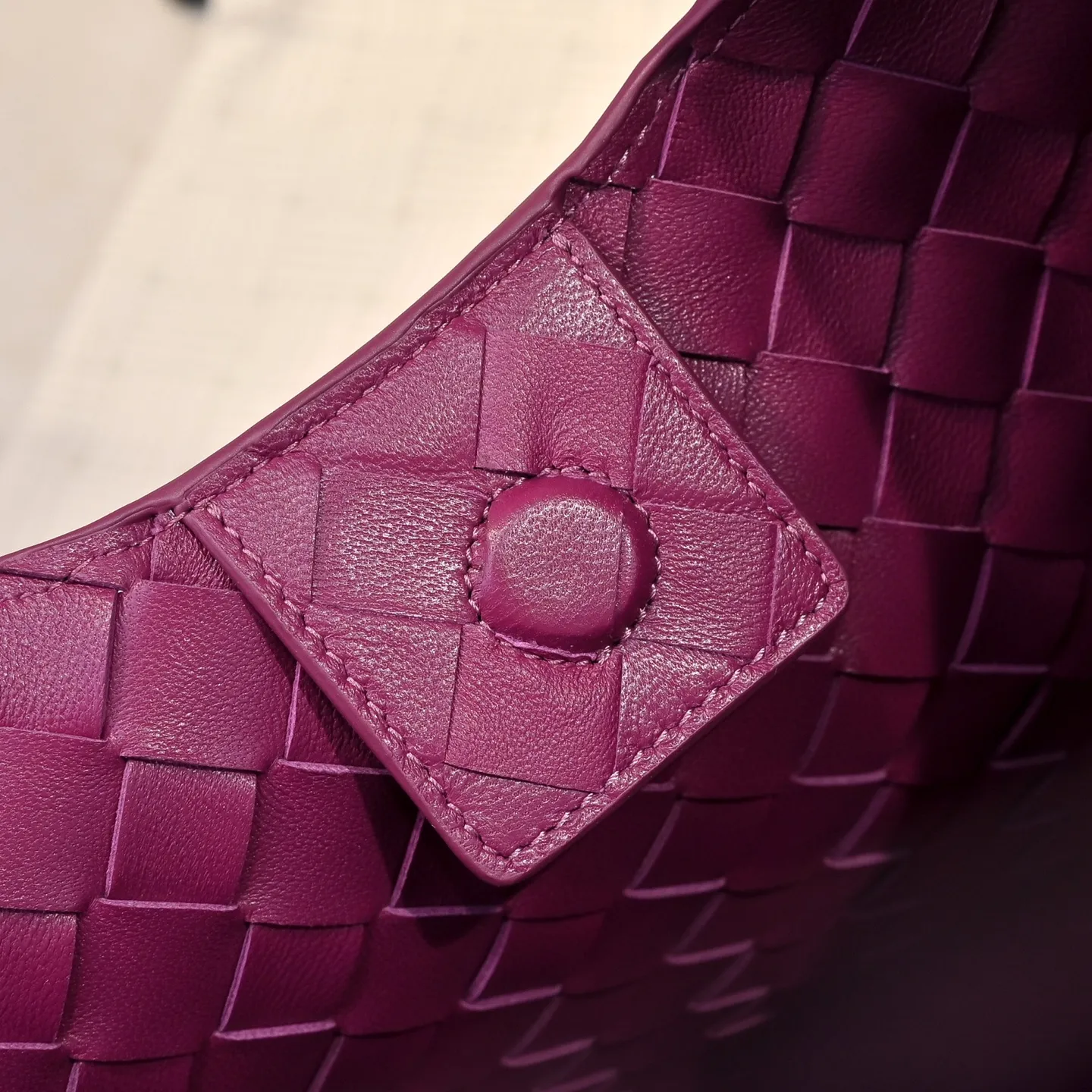 Batch 2160 new products are coming! BOTTEGA VENETA Bottega Veneta's 2025 new Campana shoulder bag is on the market~ First of all, I would like to praise the weight of this bag. As a not too small bag, it is very light for daily use. For people like me who need to carry a lot of belongings when going out, this advantage is great, and it greatly reduces the burden of traveling. 🛍️The shape is a bit like a combination of parachute and jodie. The blunt triangle shape is cute and honest. Carrying it on your back when going shopping is a good mood accelerator. The handles and body of the bag are both classic weaves. A tie is added to the original open design. If it is not tied up, the bag will look like a small vegetable basket when carried. Style number: 4249 Size: 33*20*16.5cm